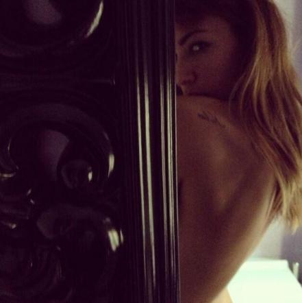 Melita nuda sotto le lenzuola: la showgirl mostra il suo lato sexy Melita nuda sotto le lenzuola: la showgirl mostra il suo lato sexy