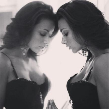 Melita nuda sotto le lenzuola: la showgirl mostra il suo lato sexy Melita nuda sotto le lenzuola: la showgirl mostra il suo lato sexy