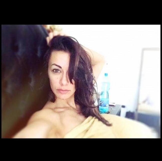 Melita nuda sotto le lenzuola: la showgirl mostra il suo lato sexy Melita nuda sotto le lenzuola: la showgirl mostra il suo lato sexy