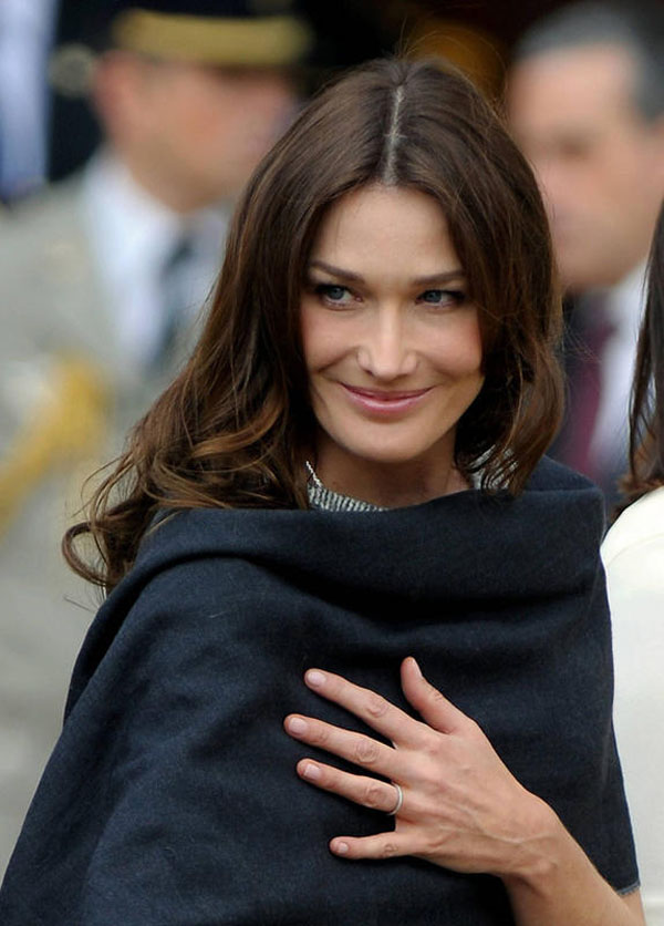 Francia, scoppia il caso dei sarko-leaks. Svelata l’intimità di Carla Bruni. Foto Francia, scoppia il caso dei sarko-leaks. Svelata l’intimità di Carla Bruni. Foto