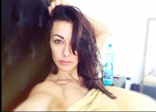 Melita nuda sotto le lenzuola: la showgirl mostra il suo lato sexy Melita nuda sotto le lenzuola: la showgirl mostra il suo lato sexy