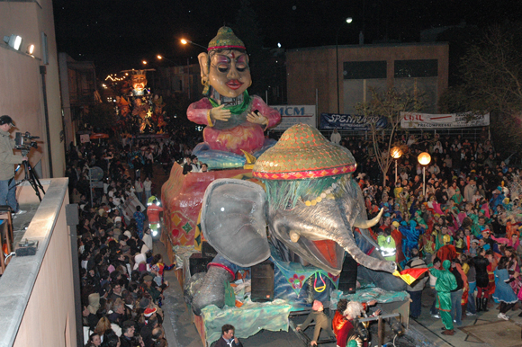 Carnevale e musica house nella vivace Aradeo, paese di Emma Marrone