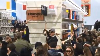 VIDEO: Ressa per rubare gli oggetti griffati alla sfilata di Chanel a Parigi
