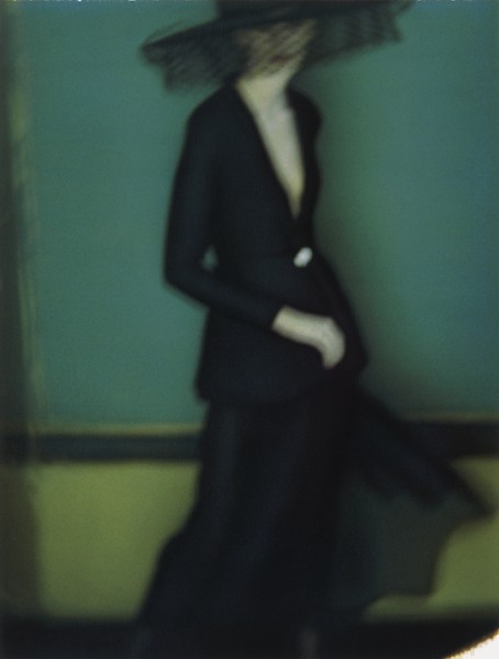 Gli scatti tra sogno e realtà: “Sarah Moon. About Colour”