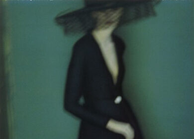 Gli scatti tra sogno e realtà: “Sarah Moon. About Colour”