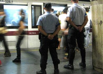 Bus e metro, controlli armati. Palpeggiata alla fermata: preso