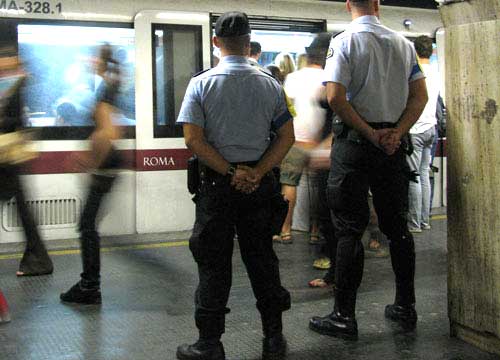 Bus e metro, controlli armati. Palpeggiata alla fermata: preso Bus e metro, controlli armati. Palpeggiata alla fermata: preso