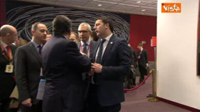 VIDEO: Renzi al consiglio scherza con Barroso e saluta Van Rompuy: “nice to meet you”