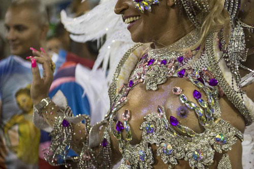 Musica e donne bellissime, le scuole di samba si sfidano al Carnevale di Rio Musica e donne bellissime, le scuole di samba si sfidano al Carnevale di Rio