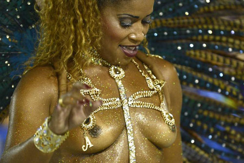 Musica e donne bellissime, le scuole di samba si sfidano al Carnevale di Rio Musica e donne bellissime, le scuole di samba si sfidano al Carnevale di Rio