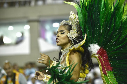 Musica e donne bellissime, le scuole di samba si sfidano al Carnevale di Rio Musica e donne bellissime, le scuole di samba si sfidano al Carnevale di Rio