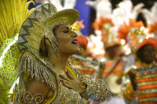 Musica e donne bellissime, le scuole di samba si sfidano al Carnevale di Rio Musica e donne bellissime, le scuole di samba si sfidano al Carnevale di Rio