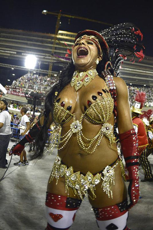 Musica e donne bellissime, le scuole di samba si sfidano al Carnevale di Rio Musica e donne bellissime, le scuole di samba si sfidano al Carnevale di Rio