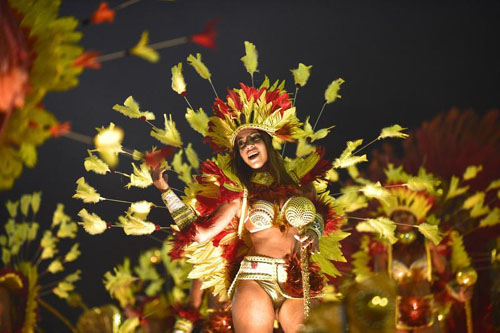 Musica e donne bellissime, le scuole di samba si sfidano al Carnevale di Rio Musica e donne bellissime, le scuole di samba si sfidano al Carnevale di Rio