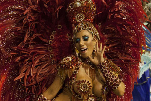 Musica e donne bellissime, le scuole di samba si sfidano al Carnevale di Rio Musica e donne bellissime, le scuole di samba si sfidano al Carnevale di Rio