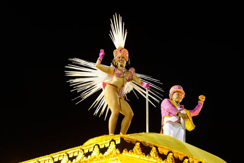 Musica e donne bellissime, le scuole di samba si sfidano al Carnevale di Rio Musica e donne bellissime, le scuole di samba si sfidano al Carnevale di Rio