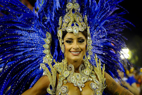Musica e donne bellissime, le scuole di samba si sfidano al Carnevale di Rio Musica e donne bellissime, le scuole di samba si sfidano al Carnevale di Rio