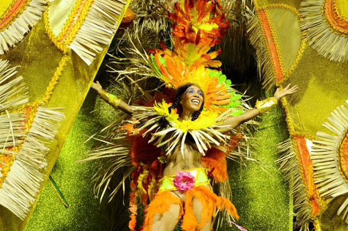 Musica e donne bellissime, le scuole di samba si sfidano al Carnevale di Rio Musica e donne bellissime, le scuole di samba si sfidano al Carnevale di Rio