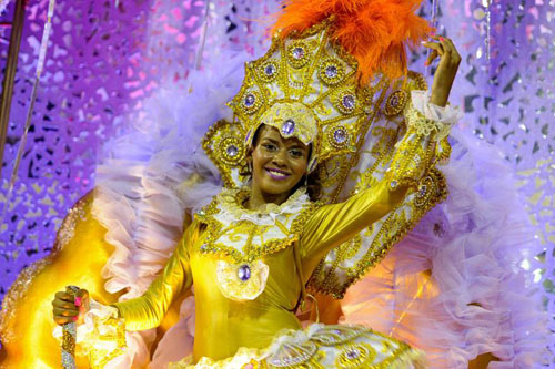 Musica e donne bellissime, le scuole di samba si sfidano al Carnevale di Rio Musica e donne bellissime, le scuole di samba si sfidano al Carnevale di Rio
