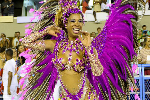 Musica e donne bellissime, le scuole di samba si sfidano al Carnevale di Rio Musica e donne bellissime, le scuole di samba si sfidano al Carnevale di Rio
