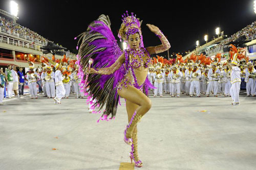 Musica e donne bellissime, le scuole di samba si sfidano al Carnevale di Rio Musica e donne bellissime, le scuole di samba si sfidano al Carnevale di Rio
