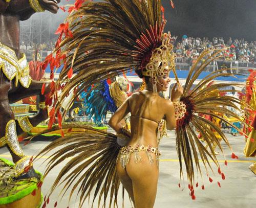 Musica e donne bellissime, le scuole di samba si sfidano al Carnevale di Rio Musica e donne bellissime, le scuole di samba si sfidano al Carnevale di Rio