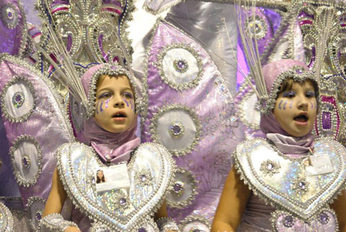 Musica e donne bellissime, le scuole di samba si sfidano al Carnevale di Rio Musica e donne bellissime, le scuole di samba si sfidano al Carnevale di Rio