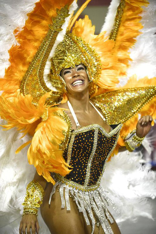 Musica e donne bellissime, le scuole di samba si sfidano al Carnevale di Rio Musica e donne bellissime, le scuole di samba si sfidano al Carnevale di Rio