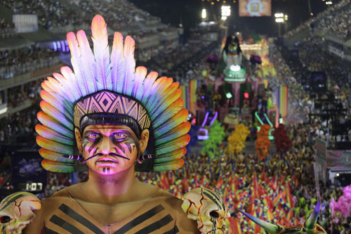 Musica e donne bellissime, le scuole di samba si sfidano al Carnevale di Rio Musica e donne bellissime, le scuole di samba si sfidano al Carnevale di Rio
