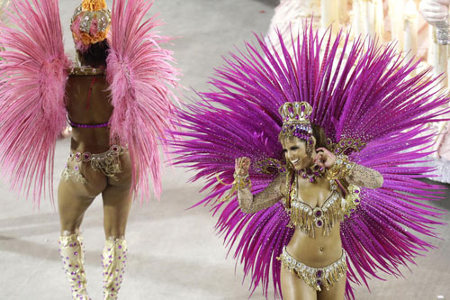 Musica e donne bellissime, le scuole di samba si sfidano al Carnevale di Rio Musica e donne bellissime, le scuole di samba si sfidano al Carnevale di Rio