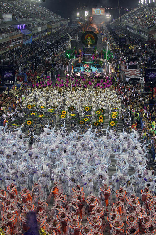 Musica e donne bellissime, le scuole di samba si sfidano al Carnevale di Rio Musica e donne bellissime, le scuole di samba si sfidano al Carnevale di Rio