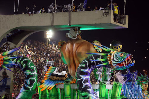 Musica e donne bellissime, le scuole di samba si sfidano al Carnevale di Rio Musica e donne bellissime, le scuole di samba si sfidano al Carnevale di Rio