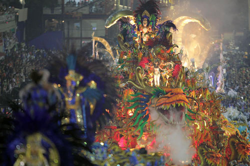 Musica e donne bellissime, le scuole di samba si sfidano al Carnevale di Rio Musica e donne bellissime, le scuole di samba si sfidano al Carnevale di Rio