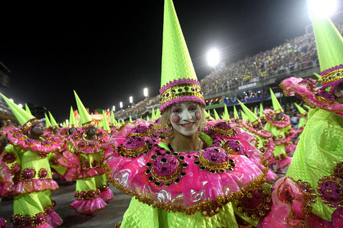 Musica e donne bellissime, le scuole di samba si sfidano al Carnevale di Rio Musica e donne bellissime, le scuole di samba si sfidano al Carnevale di Rio