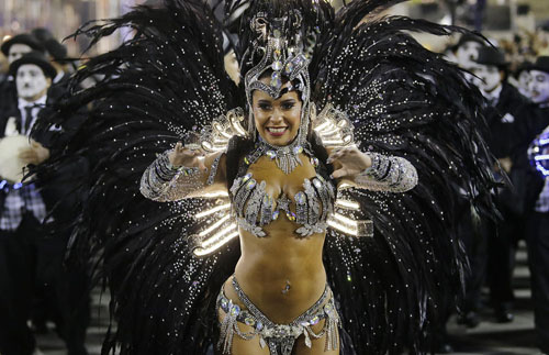 Musica e donne bellissime, le scuole di samba si sfidano al Carnevale di Rio Musica e donne bellissime, le scuole di samba si sfidano al Carnevale di Rio