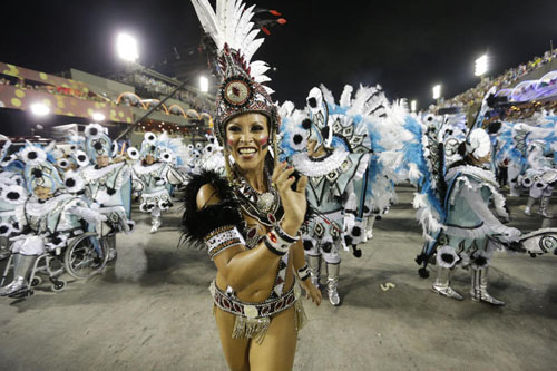 Musica e donne bellissime, le scuole di samba si sfidano al Carnevale di Rio Musica e donne bellissime, le scuole di samba si sfidano al Carnevale di Rio