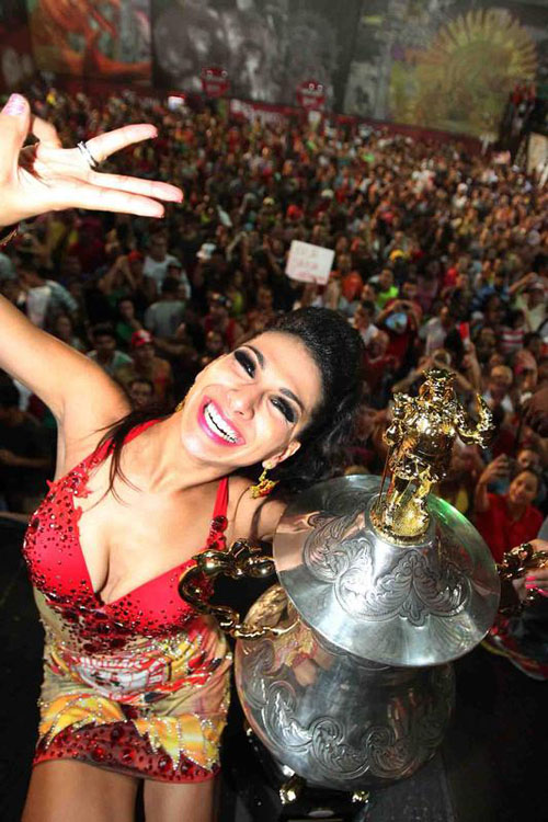 Musica e donne bellissime, le scuole di samba si sfidano al Carnevale di Rio Musica e donne bellissime, le scuole di samba si sfidano al Carnevale di Rio