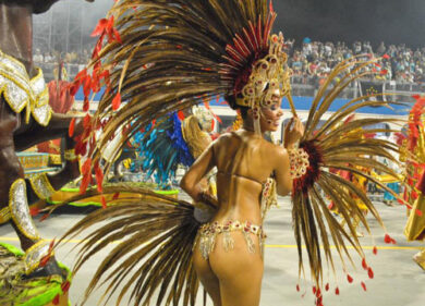 Musica e donne bellissime, le scuole di samba si sfidano al Carnevale di Rio