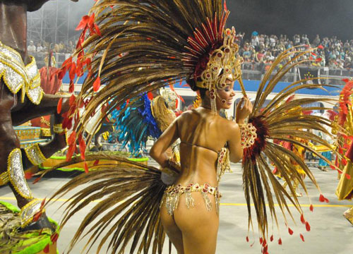 Musica e donne bellissime, le scuole di samba si sfidano al Carnevale di Rio Musica e donne bellissime, le scuole di samba si sfidano al Carnevale di Rio