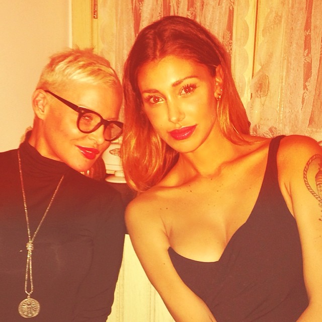 Belen super sexy in abito da sera. E il seno esce dalla scollatura