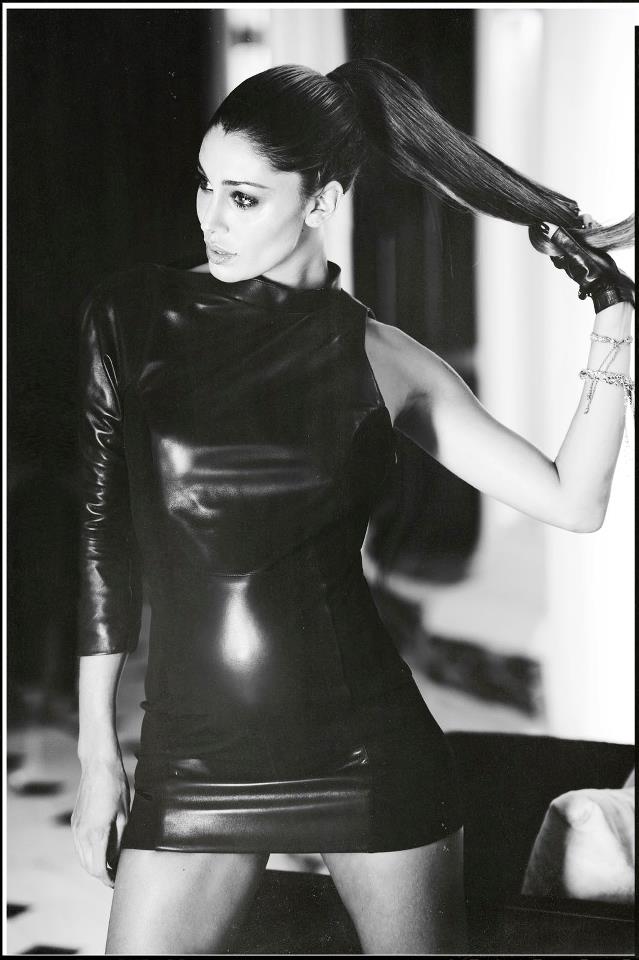 Belen super sexy in abito da sera. E il seno esce dalla scollatura