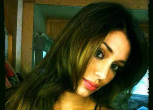 Belen super sexy in abito da sera. E il seno esce dalla scollatura