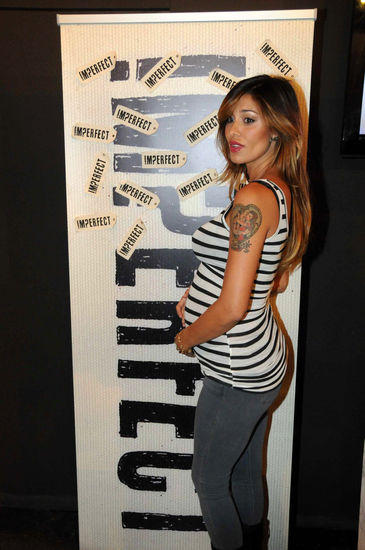 Belen super sexy in abito da sera. E il seno esce dalla scollatura