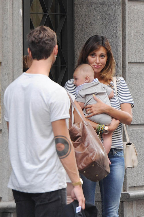 Belen super sexy in abito da sera. E il seno esce dalla scollatura