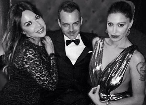 Belen super sexy in abito da sera. E il seno esce dalla scollatura