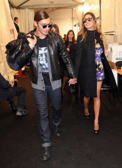 Belen super sexy in abito da sera. E il seno esce dalla scollatura