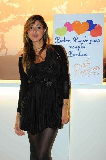 Belen super sexy in abito da sera. E il seno esce dalla scollatura