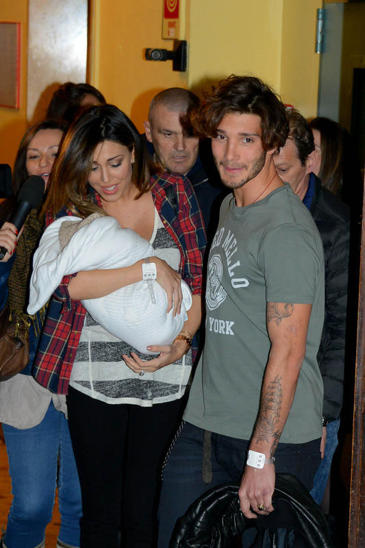 Belen super sexy in abito da sera. E il seno esce dalla scollatura