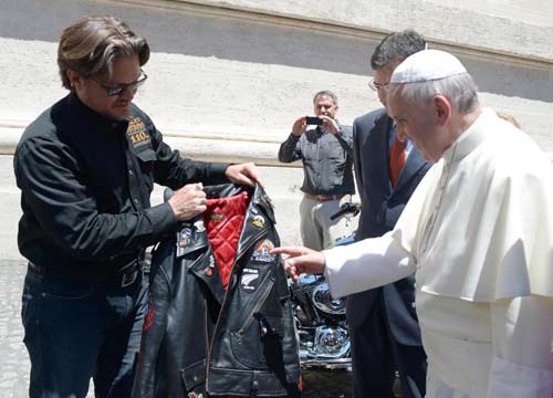 La Madonna “apre gli occhi”. I fedeli: è un miracolo La Madonna “apre gli occhi”. I fedeli: è un miracolo
