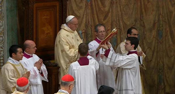 La Madonna “apre gli occhi”. I fedeli: è un miracolo La Madonna “apre gli occhi”. I fedeli: è un miracolo